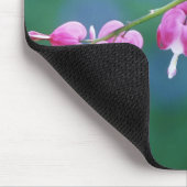 Rosa blutende Herzen im Garten. Kredit als: Mousepad (Ecke)