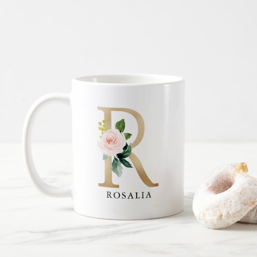 Rosa Blütenfarben, goldener Letter R Monogramm Kaffeetasse (Mit Donut)