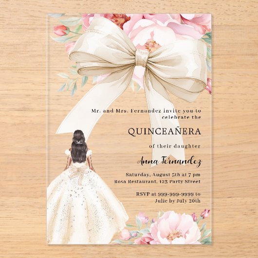 Rosa Bogen Blumen creme Kleid klar Quinceanera Acryleinladungen (Vorderseite)
