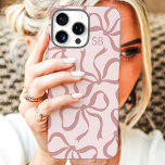 Rosa-Bogen-Monogramm iPhone 16 Pro Max Hülle<br><div class="desc">Dress up your phone in style mit diesem schicken und trendigen rosa Handy Gehäuse! Mit einem spielerischen Muster von handgezeichnet Bögen und personalisiert mit Ihrem Monogramm ist dieser Fall die perfekte Mischung aus Mode und Funktion. Aus langlebigen Materialien gefertigt, um Ihr Telefon vor alltäglichen Stößen und Kratzern zu schützen. Eine...</div>