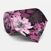 Rosa, bordeauxfarbene Blume auf dunkelbraun Krawatte (Gerollt)