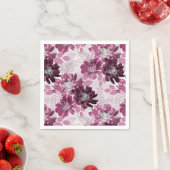Rosa, bordeauxfarbene Blume auf staubigen rosa Serviette (Beispiel)