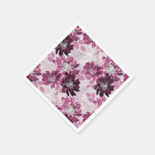 Rosa, bordeauxfarbene Blume auf staubigen rosa Serviette (Ecke)