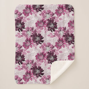 Rosa, bordeauxfarbene Blume auf staubigen rosa Sherpadecke