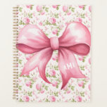 Rosa Bow Coquette Hütte Rose Monogramm Planer<br><div class="desc">Dieses Design zeichnet sich durch einen sehr schicken rosa rosa gemusterten Hintergrund mit einem koordinierenden rosa Bogen aus. Sie können mit Ihren Monogramm-Initialen auf dem rechten Schwanz des Bogens personalisieren.</div>