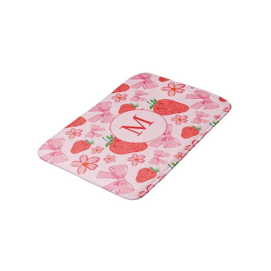 Rosa Bow & Strawberry Girly Monogram Bath Mat Badematte (Schrägansicht)