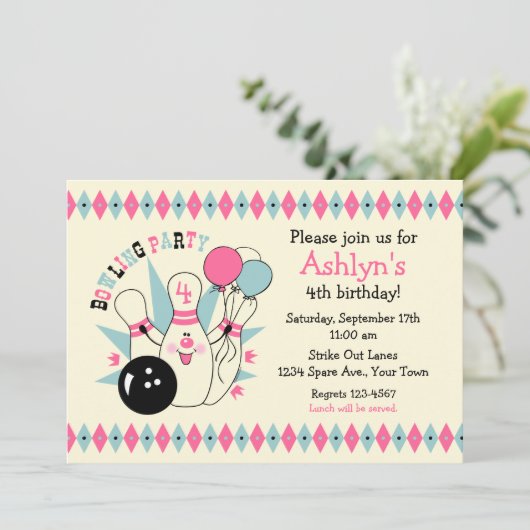 Rosa Bowlings-Button-Geburtstag Einladung (Stehend Vorderseite)