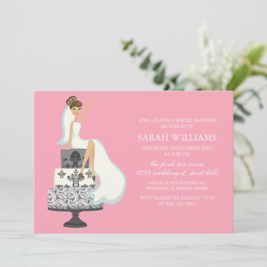 Rosa Braut auf Hochzeitskuchen Einladung (Stehend Vorderseite)