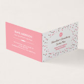 Rosa Brown besprüht selbst gemachte Visitenkarten (Vorderseite)