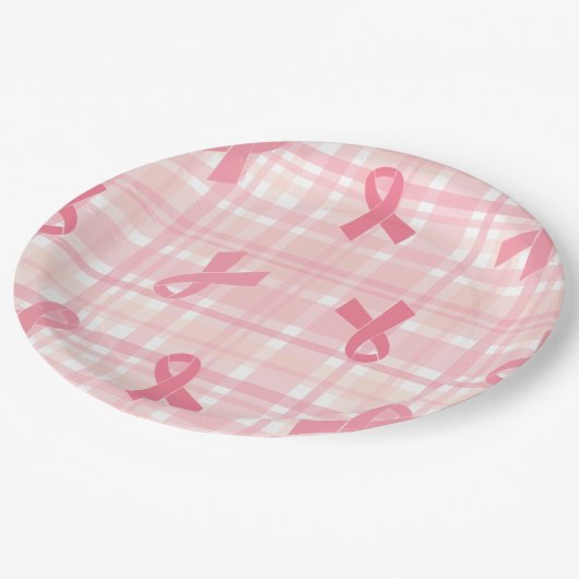 Rosa Brustkrebs Schleife Kariertes Muster Pappteller (Schrägansicht)