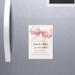Rosa Bube elegant Quinceanera Luxus Magneteinladung<br><div class="desc">Das weiche beige,  cremefarbene Dekor ist mit einem großen,  rosa Bogen geschmückt. Personalisieren und fügen Sie einen Namen und Party-Details hinzu.</div>