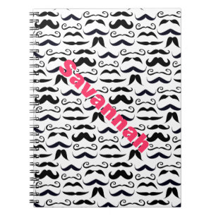 Rosa Buchstabenname Mustache Hipster Muster Notizblock