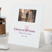 Rosa Bug jubelt auf 50-jährige Hochzeit Sockelschild (In Situ)