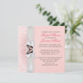 Rosa Butterfly-Schnürsenkel Ribbon Damask Brautpar Einladung (Stehend Vorderseite)