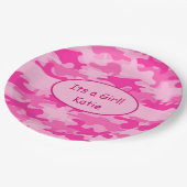 Rosa Camouflage und Name der Girl-Babydusche Pappteller (Schrägansicht)