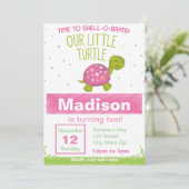 Rosa Chalkboard Turtle Geburtstag Einladung (Stehend Vorderseite)