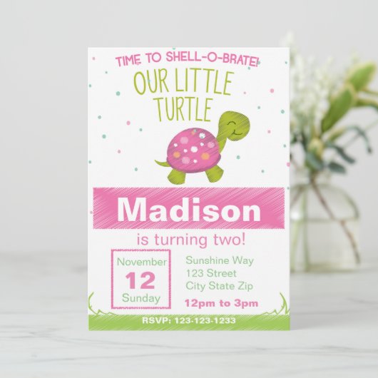 Rosa Chalkboard Turtle Geburtstag Einladung (Stehend Vorderseite)