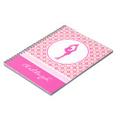 Rosa Checkered Diamant-Zahl Skater mit Monogramm Notizblock (Linke Seite)