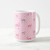 Rosa Coquette Bow Checkerboard Kaffeetasse (VorderseiteRechts)