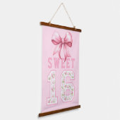 Rosa Coquette Sweet 16 University Wandteppich Mit Holzrahmen (Gewinkelt)