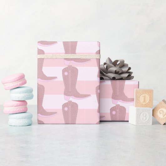 Rosa Cowboy Stiefel auf Streifenmuster Hintergrund Geschenkpapier (Babyparty)