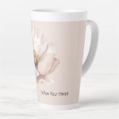 Rosa Creme-Rouge-Blütenblume Milchtasse (Rechte Ecke)