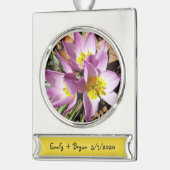 Rosa Crocses Frühlingsblume Banner-Ornament Silber (Links)