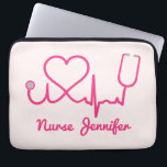 Rosa Custom Nurse Name Stethoscope Heart Life Line Laptopschutzhülle<br><div class="desc">Dies ist ein rosa individueller Krankenwagen Name Stethoscope Heart Life Line Laptop-Sieb! Perfektes Geschenk für Ihre Lieblingsschwester,  eine neuere Krankenschwester Absolvent,  etc.</div>