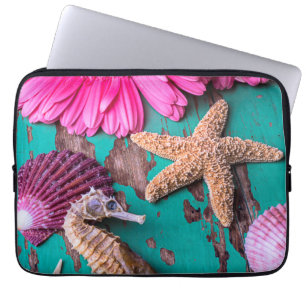 Rosa Daises und Seepferd mit Starfish Laptopschutzhülle