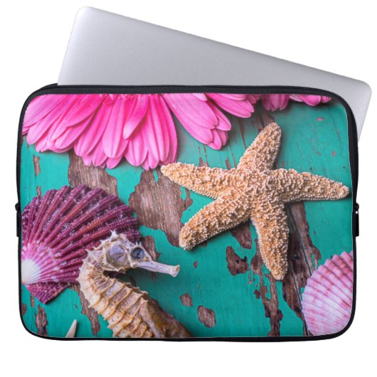 Rosa Daises und Seepferd mit Starfish Laptopschutzhülle (Vorderseite)