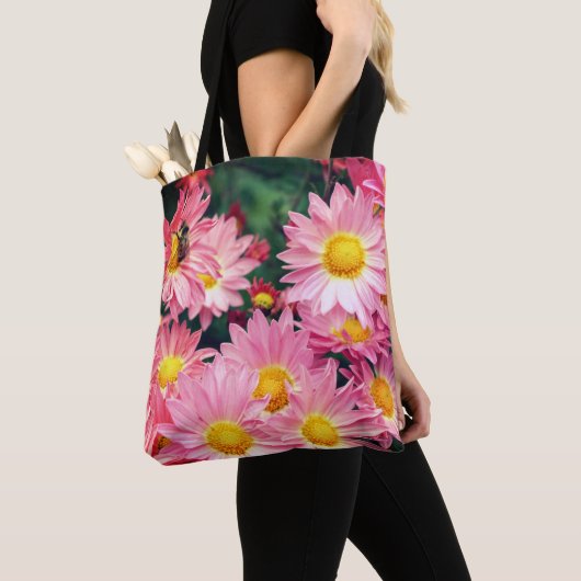Rosa Daisy-Blume und Hummeln Tasche (Von Nahem)