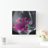 Rosa Daisy Closeup in einem Weinglas Quadratische Wanduhr (Zuhause)