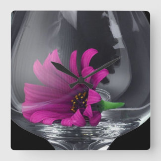 Rosa Daisy Closeup in einem Weinglas Quadratische Wanduhr