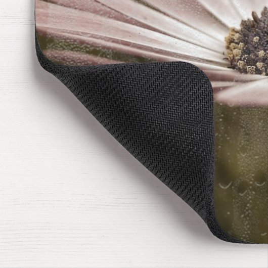 Rosa Daisy mit Regen am Fenster Mousepad (Ecke)