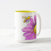 Rosa Daisy Mum mit Hummel Zweifarbige Tasse (VorderseiteRechts)