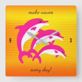 Rosa Delphine tanzen in der tropischen Sonne Quadratische Wanduhr