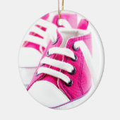 Rosa des kleinen Mädchens beschuht Turnschuhe Keramikornament (Links)