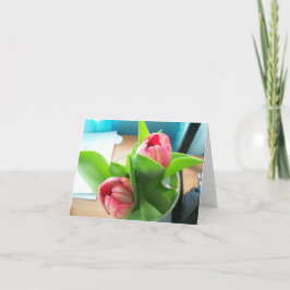 Rosa Desktop-Tulpen auf einer leeren Karte