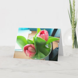 Rosa Desktop-Tulpen auf einer Sympathiekarte Karte