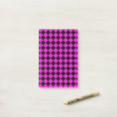 Rosa Diamantmuster mit Schachbrettmuster Post-it Klebezettel (Auf Schreibtisch)