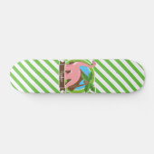 Rosa Dinosaurier, Dino; grüne und weiße Streifen Skateboard (Horizontal)