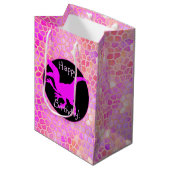 Rosa Dinosaurier Hide Happy Birthday! Mittlere Geschenktüte (Vorderseite Schrägansicht)
