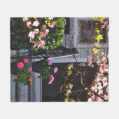 Rosa Dogwood und Pots of Geraniums Fleecedecke (Vorderseite (Horizontal))