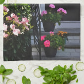 Rosa Dogwood und Pots of Geraniums Geschirrtuch (Gefaltet)