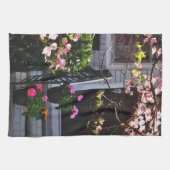 Rosa Dogwood und Pots of Geraniums Geschirrtuch (Horizontal)
