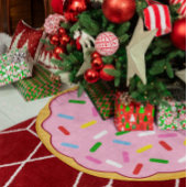 Rosa Donut mit farbenfrohen Sprinklen Polyester Weihnachtsbaumdecke