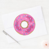 Rosa Donut mit Sprinklerklemmen Runder Aufkleber (Umschlag)