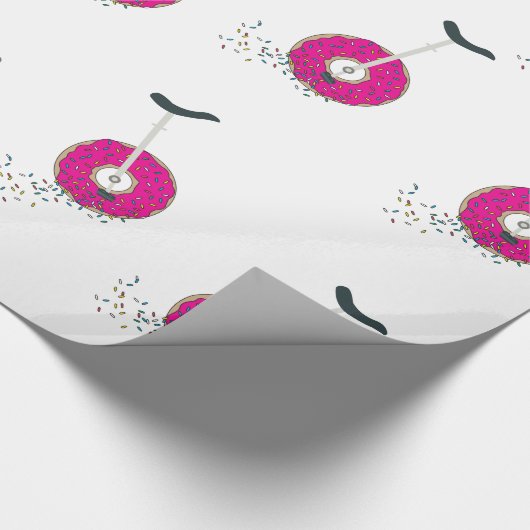 Rosa Donut Wheel Einrad mit farbenfrohen Sprinklen Geschenkpapier (Ecke)
