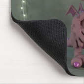 Rosa Drache mit Gänseblümchen Mousepad (Ecke)