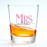 Rosa Ehefrau Bride Frau Wedding Jahrestag Schnapsglas<br><div class="desc">Feiern Sie Ihre heilige Ehe mit diesem niedlichen Frauenglas für Ehefrauen. Passen Sie es an,  indem Sie Ihren Nachnamen / Nachnamen und das Hochzeitstag Jahr. Rosa und schwarz eleganter Schriftart. Großartiges Jubiläum oder Geburtstagsgeschenk für eine Ehefrau.</div>